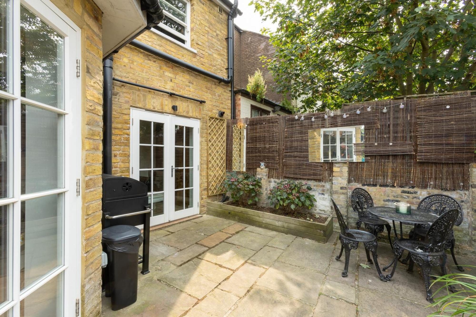 Traditional English 4 Bedroom Home In Greenwich Plumstead  Exterior photo